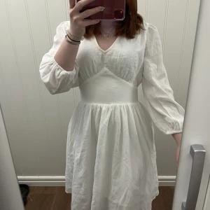 Studentklänning  - En fin klänning som är använd 1 gång! Inga fläckar finns!🥰 Skulle vara jättefin som studentklänning! Storlek S. Kan skickas men köparen står för frakten🥰