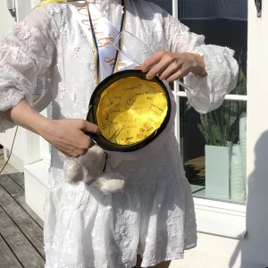 Studentklänning  - Säljer min fina studentklänning som bara har använts en gång och det var under studenten. Den är öppen i ryggen och trots att den är långärmad är den väldigt luftig. Jag är beredd på att förhandla om priset! ☺️