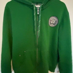 Kofta - En skit snygg grön kofta som är använd ett fåtal gånger och är i gott skick.