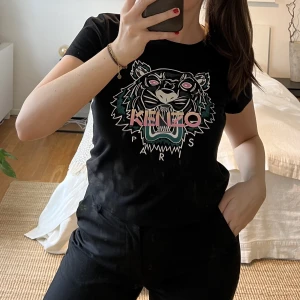 Svart kenzo t-shirt - Svart t shirt från Kenzo med rosa & grönt mönster
