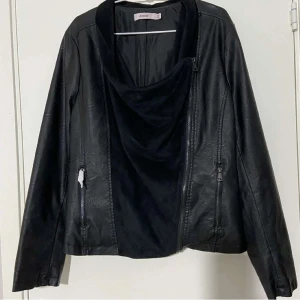 Jacka - Jättefin jacka, helt ny och oanvänd. Storleken är XXL men passar även XL och L (om man vill ha det lite översize) 💗pris kan diskuteras:) FRI FRAKT 