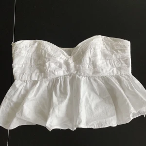 Zara Topp - Så snygg zara tubtopp som är lite stor där upp men annars i st S och den är jätte snygg till sommaren 