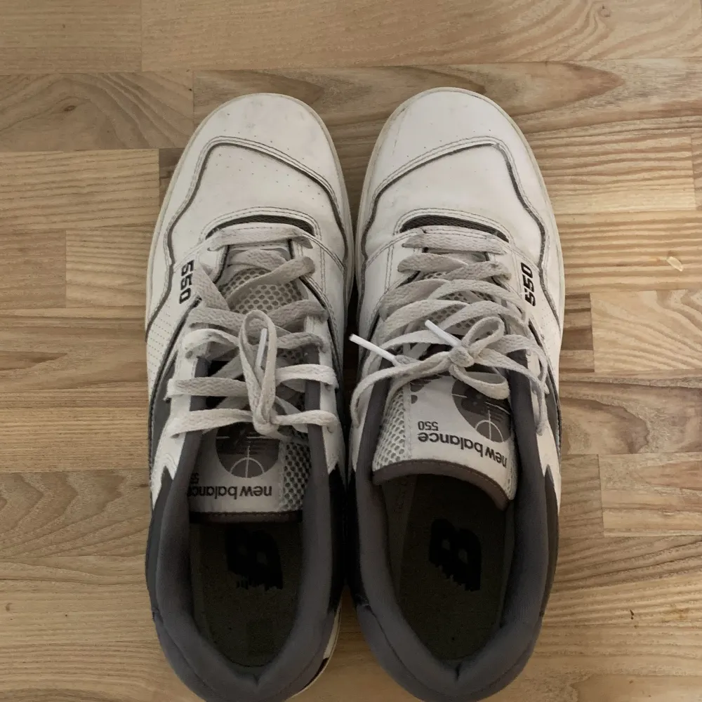 Jätte snygga Gråa/vita New balance 550s i näst intill perfekt skick. Köpte från Jd sports för 1200, Med mer frågor eller bilder är det bara att komma pm. Kan mötas upp i centrala Stockholm men kan också fraktas. Kengät.