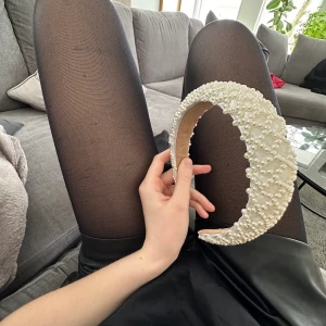 Åhléns diadem - Säljer nu detta diademet, sitter skönt vilket är ett plus, använt max 10 ggr, köpt för 249kr på åhléns för nån månad sedan 🩵💕
