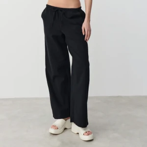 Linnebyxor - Säljer dessa populära linnebyxor som är slutsålda på ginatricot! De är endast testade, har prislapp kvar! Frakt tillkommer på 66 kr💗💗