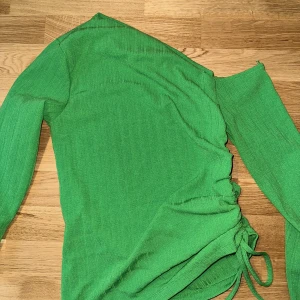 Grön topp - Snygg snedskuren grön topp