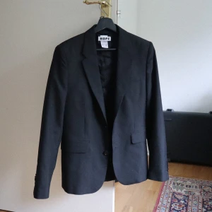 Kavaj från HOPE - En fin kavaj från HOPE som jag tyvärr inte använt.   Nypris: 1500  Storlek 34 men passar även 36. 