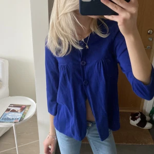 Kofta med trekvartsärmar  - Sååå stört snygg kofta med trekvartsärmar från esprit som aldrig riktigt kommit till användning❤️ Storlek XL men skulle säga att den är mer som en s/m