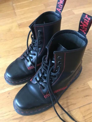 Kängor Dr.Martens - Dr Martens med ovanlig röd söm, stl 39/6 . Sparsamt använda.