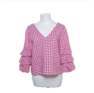 Rutig blus  - Säljer denna söta blus från zara, aldrig använd! Köpt på Sellpy. 140+ 📦 