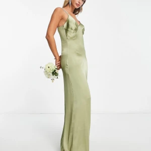 Olivgrön långklänning från ASOS - En jättefin olivgrön långklänning som passar perfekt till bal. Klänningen är aldrig använd, bara provad, med prislapp kvar!! Den är i storlek eu 38 och skulle säga att den är normal i storlek. Bilden gör inte färgen rättvisa då den är mycket mer grön/olivgrön. Den säljs till lite mindre än orginalpriset då den aldrig är använd men priset går att diskutera!! Skriv för bilder/frågor!!💕  