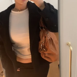 D&G väska - Sjukt fin D&G väska som ej kommer till användning numera❤️ Lite fläckig på baksidan men inget man lägger märke till, Meddela för fler bilder❤️ Priset går att diskuteras!❤️