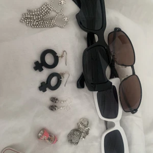 krimskrams - massor utav accessoarer! mellan 20-50kr och går även att få paketpris hör av er om ni vill ha fler bilder🫶🏼