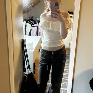 Vit topp - Fin vit offshoulder topp från Gina tricot💞står storlek M med sitter bra på mig som har S💗gratis frakt