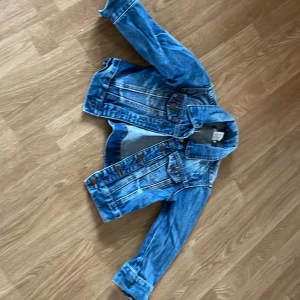 Jeansjacka stl 104 - Fin jeansjacka