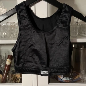 Sport-bh  - Newbody bh - High support, tight passform & snygg glansig finish. Strl S (75) m. Använd men bra skick. 