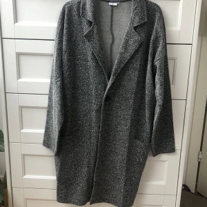 Kappa - Oversized gråmelerad kappa i lite koftmaterial. 