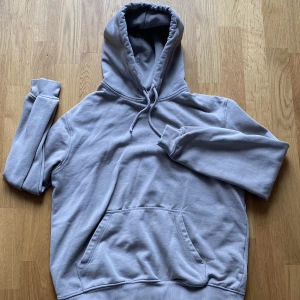 Hoodie - Använd Beige men ser grå ut på bild.  Från HM