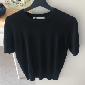 Zara tröja  - Svart stickad t -shirt från Zara. Nästan helt oanvänd, inte riligt min stil. 
