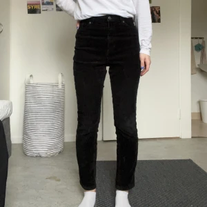 Manchester byxor - Ett par svarta Manchester byxor ifrån Monki! Byxorna är i storlek S och är använda men i gott skick, inga anmärkningar! 💕