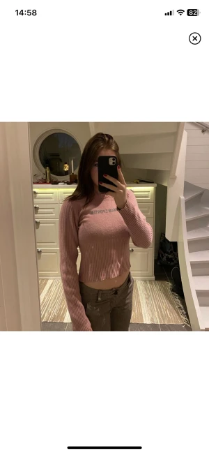 Stickad tröja - Baby rosa stickad tröja som sitter perfekt! Har du fler frågor skriv gärna till mig:)) 3 FÖR 2 PÅ ALLT I MIN PROFIL!!