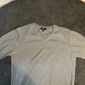 Asnajs tjocktröja - Galet skön tröja från Gant. Passar galet bra med skjorta till ifall du vill ha ”Stockholmsstil”;). Storlek M och sitter som det oxå, så lite liten för mig som vanligtvis har L. Nästan oanvänd även därför. Skriv om det är nåt så löser jag det.