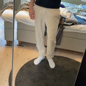 Linnebyxor  - Dönajs linnebyxor för sommaren! Jag är 190 och tycker de sitter lite kort på mig. Har de rätt så lågmidjat nu, funkar för min längd men vore ultimata för nån något kortare. Från Zara ursprungligen men köpta på Plick, och knappt använda enligt förra ägaren