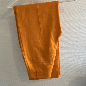 Kostymbyxor 🧡 - Skick 10/10 superfina på och är perfekta i längden för mig som är 162 cm en perfekt sommar färg 🧡💕🤩