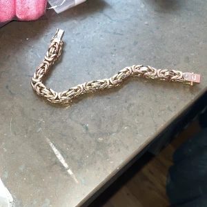 kejsar länk guld  - säljer min guldplaterade armband, guldplateringen är lite borta drf säljer jag billigt🤝🏻 vid snabb äffer kan jag gå ner i pris 