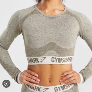 Hejsan! Nu säljer jag min tränings tröja från gymshark då den inte används längre. Den är från ”flex” kollektionen och är i nyskick! 