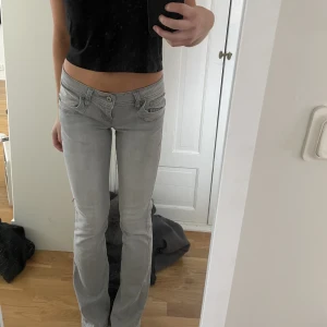 Lågmidjade jeans - Säljer dessa lågmidjade jeans som aldrig används enbart testade💕 jeansen är i storlek 26/32