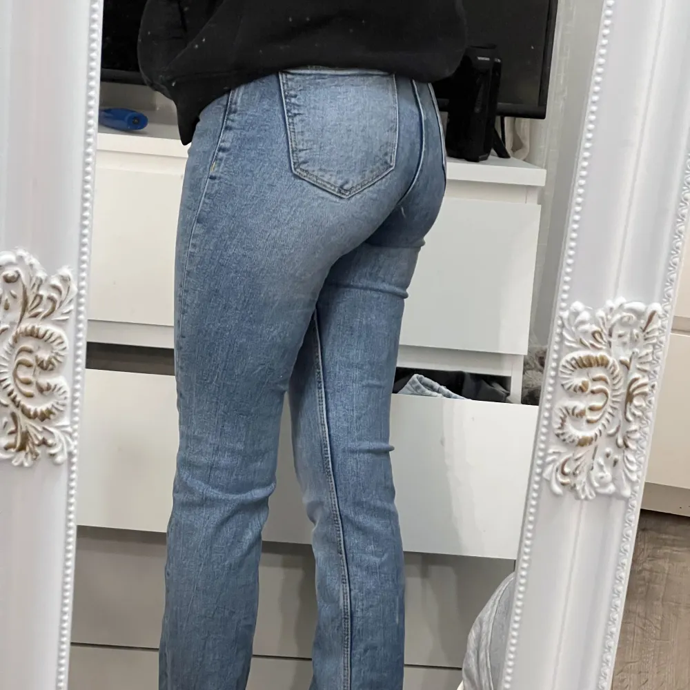 Blåa bootcut jeans med slits. Jeans & Byxor.