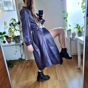Fakeläder kappa lila - Lila kappa i fejkläder. Bästa är nog ändå prickarna i innertyget! Skiftar i färg beroende på ljuset. // kvinnan jag köpte den av sa att den är uppsydd i nederkant när hon var i Indien 🧘‍♀️känslan av att ha på denna=🐙 ++oversize 