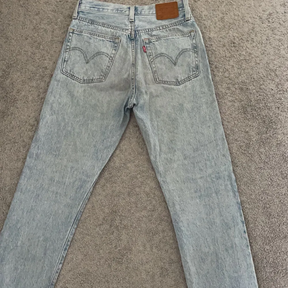 Säljer då de är för små. Modell 501 och är midrise. Innerbenslängd: 69cm. Midjemått: 68. Jeans & Byxor.