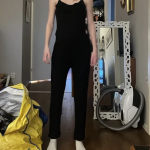 Junpsuit  - Jättefin jumpsuit i mycket gott skit! Tror att det är barnstorlek men är precis som en Xs-S. Passar mig som har S💗 💛