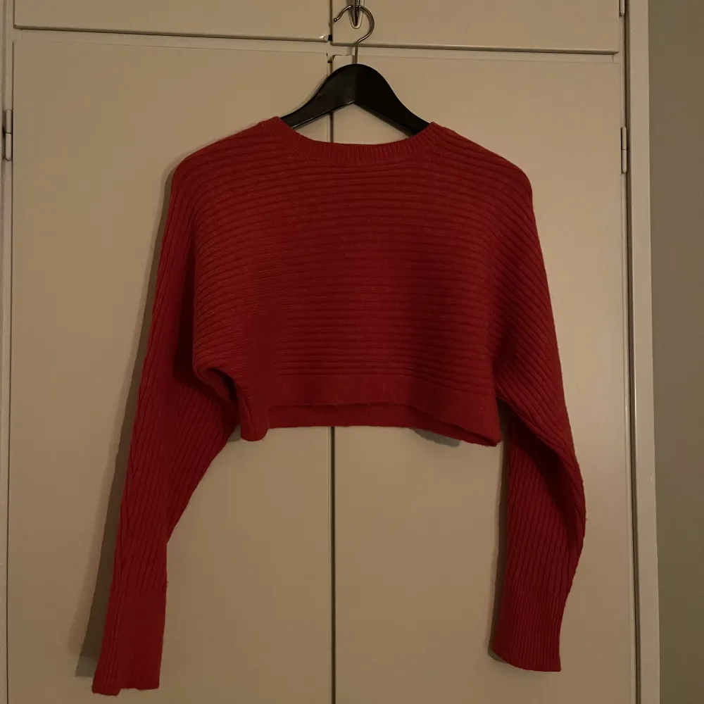 Jättefin röd croppad tröja från NA-KD! Storlek S. Sparsamt använd! Fint skick! Hämtas i Uppsala eller skickas mot fraktkostnad❣️. Toppar.