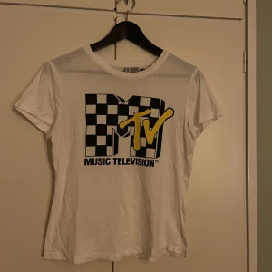 MTV T-shirt !! - Tröja från H&M! Storlek S. Fint skick! Hämtas i Uppsala eller skickas mot fraktkostnad❣️