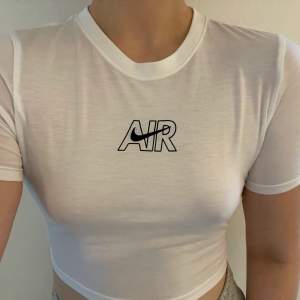 Säljer denna croppade Nike t-shirt, då den inte används.🥲Det är storlek S, men är ganska liten i storleken så passar också XS. Använd 2 gånger så i väldigt fint skick😊