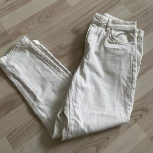 Säljer ett par vita jeans i storlek 42. De är inte stretch på jeansen därav är de ganska små. 