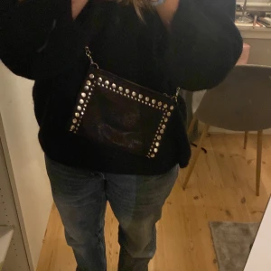 Trendig väska från Zara - Supersnygg väska från Zara! Säljer för 80 kr❤️ Pris kan diskuteras! Hör av er för mer bilder samt information💗 