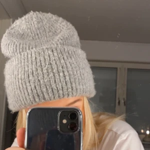 Ginatricot mössa - Mössa från Gina i modellen Brianna. Fint skick varm och trendig i vinter😊 pris kan diskuteras