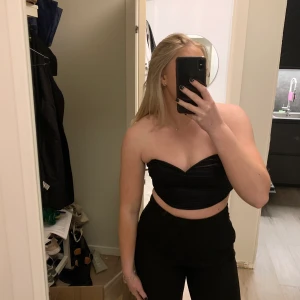 Topp ginatricot  - Snygg festtopp från ginatricot i storlek S, passar också xs 