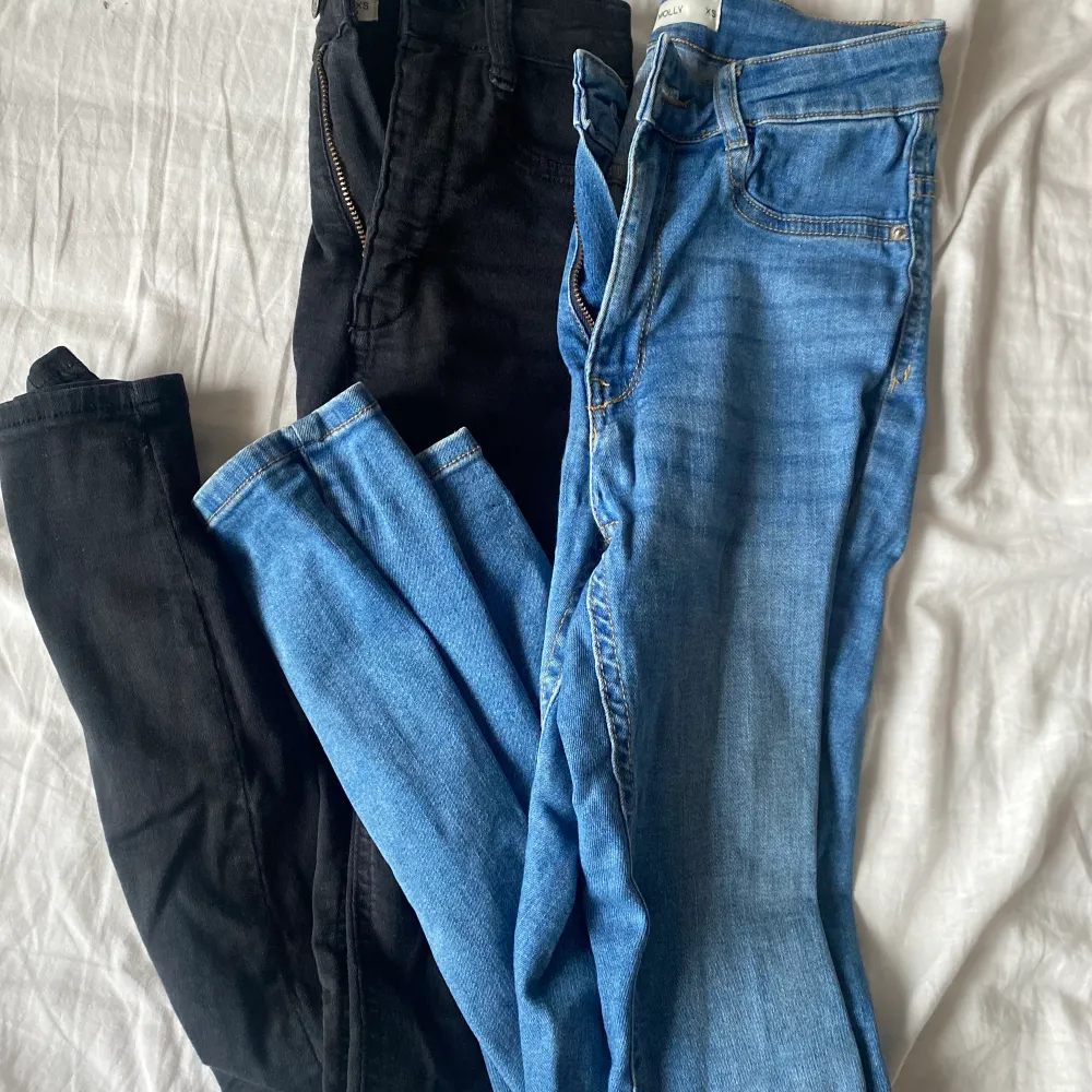 Ett par Molly Skinny jeans från Gina Tricot i storlek 32. Jätte fina och i bra stick. Ord pris 299kr. Du kan få köpa båda för 180kr annars 100kr styck, priset kan diskuteras💕Köparen står för frakten. Hör gärna av dig för mer info!🤩. Jeans & Byxor.