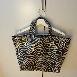 Emili Sindlev x Gina Tricot Zebraväska - Zebraväska från Gina Tricots samarbete med Emili Sindlev. 