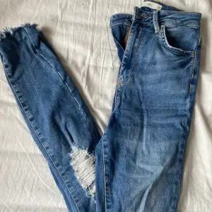 Fina jeans med hål från Gina Tricot, storlek 34. Knappt använda, öpprivet vid fötterna som är en riktigt snygg dittalj tycker jag. Köparen står för frakten, priset kan diskuteras 💕Hör gärna av dig för mer information eller om du är intresserad!🤩