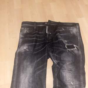 Äkta Dsquared2 jeans i storlek 50 i väldigt bra skick köpta för 3,7 online kvitto finns. Priset kan gå ner vid snabbaffär