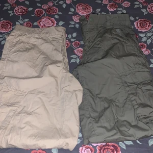 Cargos - Båda cargos för 200kr. De militär gröna är storlek 38, den andra är stolek 42 