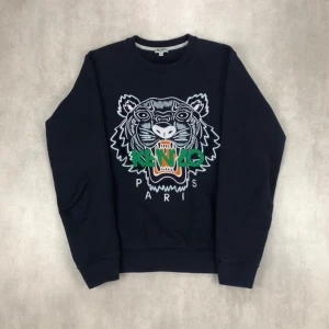 Kenzo sweatshirt Strlk XS - Kenzo sweatshirt storlek XS, men passar S. Lite solblekt, men annars i bra skick!