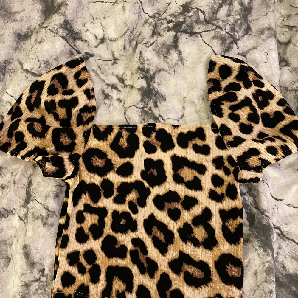 Säljer min helt oanvända leopard tröja då den aldrig kommer till användning, lappen kvar. . T-shirts.