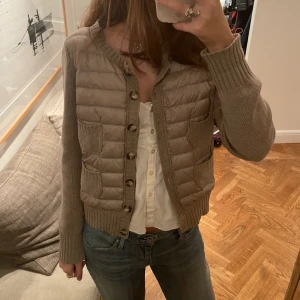 Moncler cardigan!! - Säljer denna sjukt eftertraktade moncler cardiganen!!! Köppt på vestaire men äktetskollade den vid köpet så den är givetvis äkta!❤️‍🔥❤️‍🔥 Köpte den för 1 år sen men den har tyvärr inte kommit till användning mer är några gånger så jätte fint skick❤️‍🔥❤️‍🔥